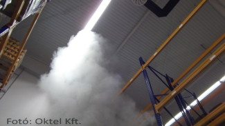 Ipari csarnokban jelentkező füst